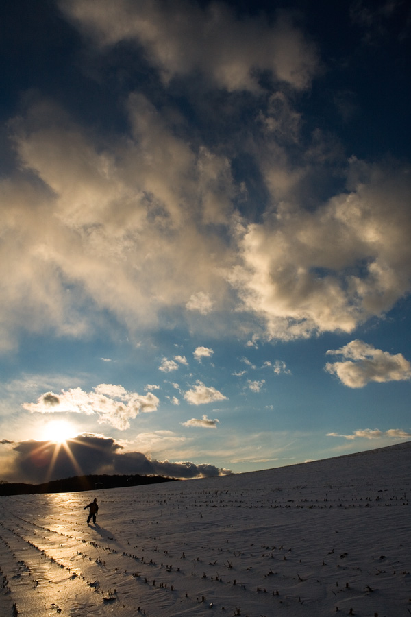 Foto - Sunset Walk on Ice-Coated Snow